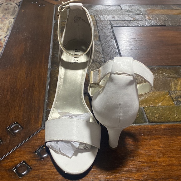 White a n a heels size 7.5 - Picture 2 of 4